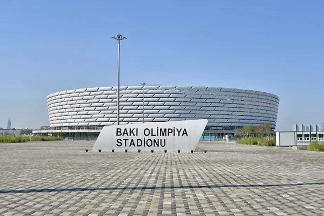 Maşını qaçırıb stadiona daxil olmaq istədi Bakıda olay