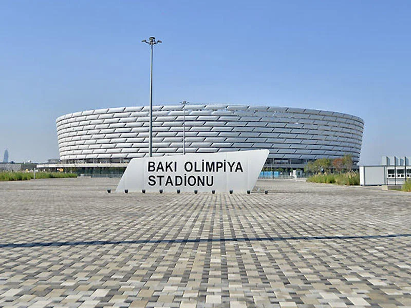 Maşını qaçırıb stadiona daxil olmaq istədi