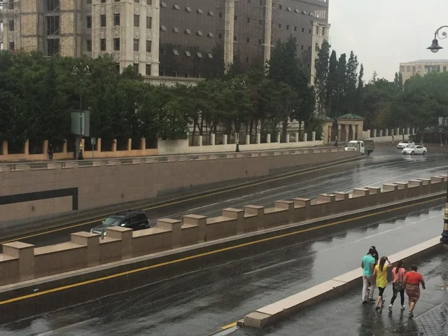 Hazırda Bakıya yağış yağır Faktiki hava