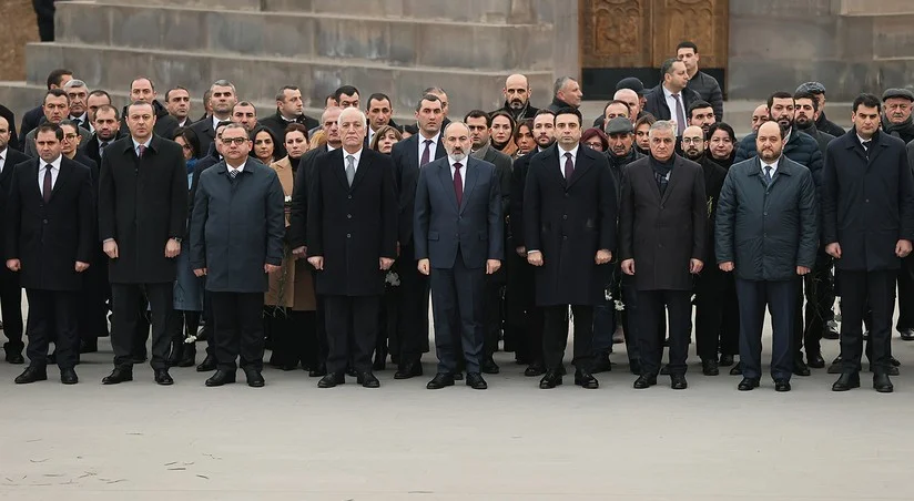 Payızdan çıxmayan hökumət üzvləri Paşinyanın “irimiqyaslı” manevri TƏHLİL