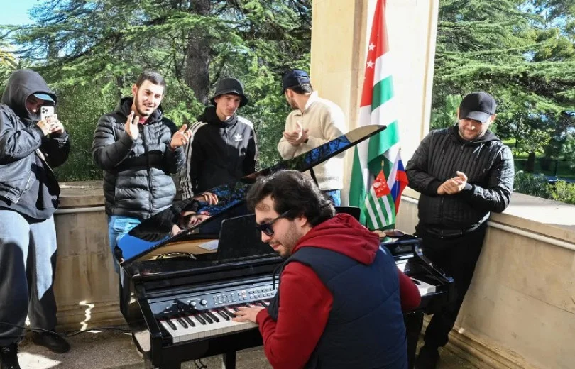 Etirazçılar separatçı qurum başçısının zəbt edilmiş iqamətgahında konsert verdi...FOTO