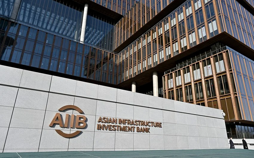 AIIB Azərbaycanla günəş enerjisi sahəsində ilk sazişini imzalayıb