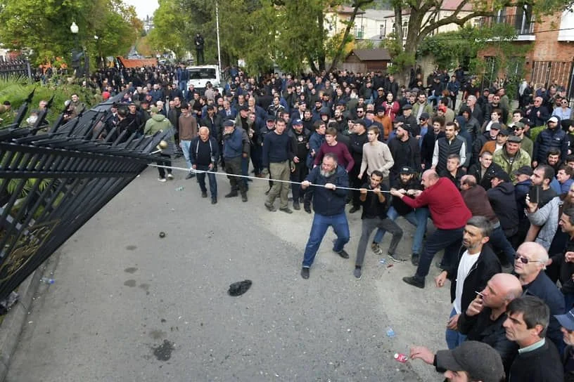 Abxaziyada gərginlik: Qaçan "prezident" polisə dirənməyi əmr etdi