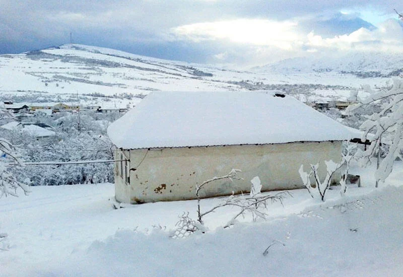 Bu ərazimizə güclü qar yağdı FOTO