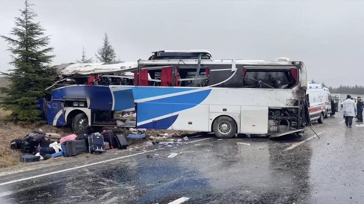 В Турции перевернулся автобус: десятки пострадавших ФОТО