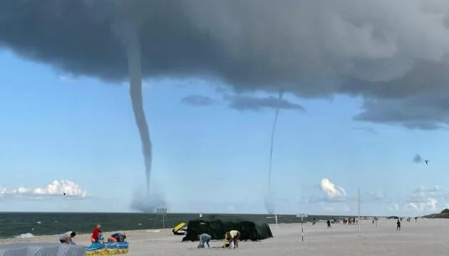 Эффектный водяной смерч на побережье португальского острова ВИДЕО