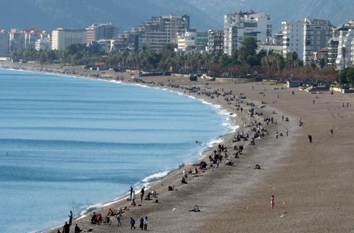 Antalyada dörd saatda üç mövsüm: Günəş, yağış, qar