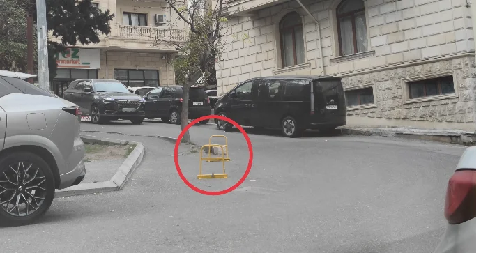 Özünə qanunsuz yer düzəldən sürücü döngəni zəbt etdi FOTO