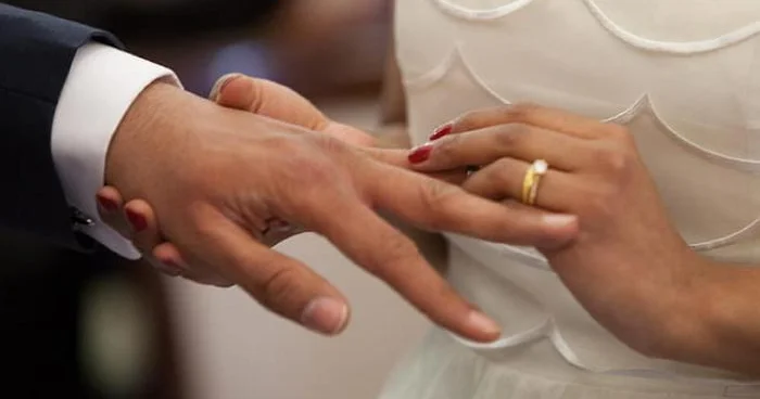 “Ərinin soyadına keçmək dədə babadan qalan bir anlayışdır” Qadınlar niyə ikili soyad götürür?