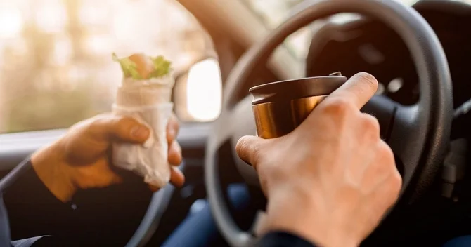 Yeməklə su, qəhvə və çay qəbul etmək olar? Hər kəsin doğru bildiyi demə yalanmış