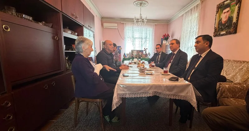 Niyazi Bayramov şəhid anası Rəfiqə Süleymanovanı ziyarət edib FOTOLAR