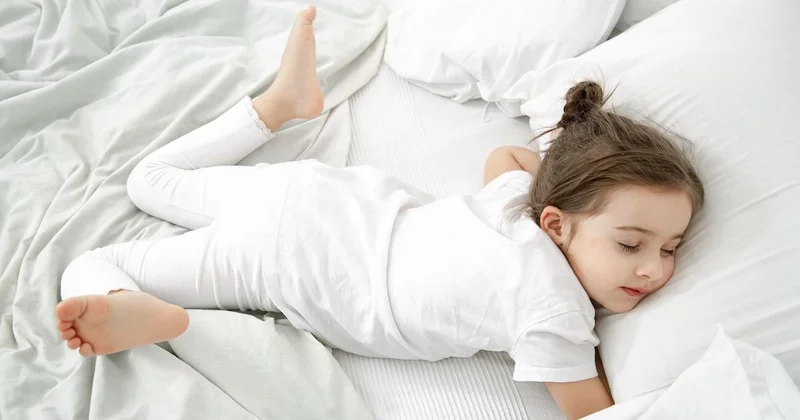 Uşaqlar yatarkən niyə yorğan örtmürlər?