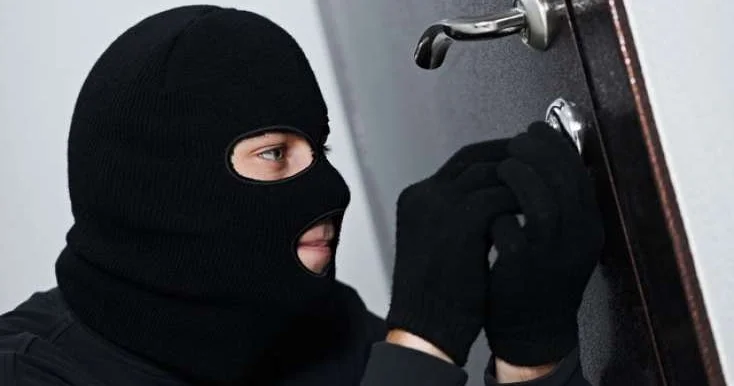 Bakıda evdən 70 min manat oğurluq edildi