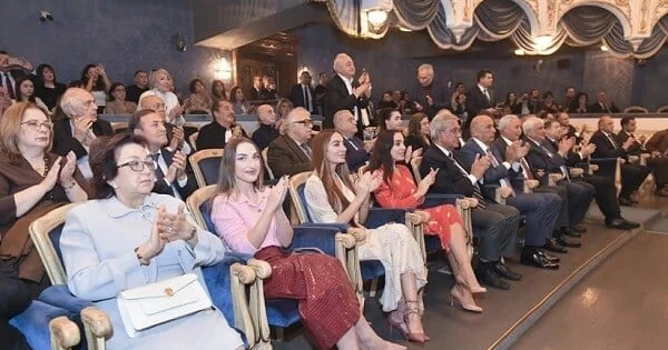 Leyla, Arzu və Alyona Əliyevalar bu tamaşanı izlədi