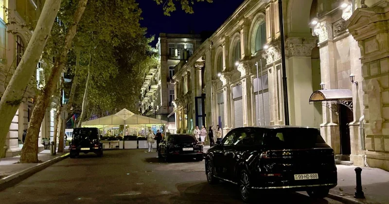 Bazar günü maşınını piyada zonasında saxlayan kimdir? AYNA dan cavab