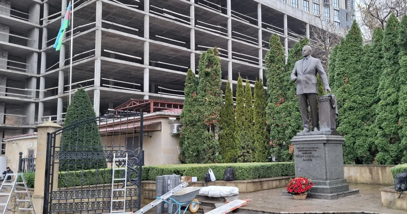 Kiyevdə Azərbaycan abidələrinin hava zərbələrindən qorunması üçün xüsusi vasitələrlə üzlənməsinə başlanılıb