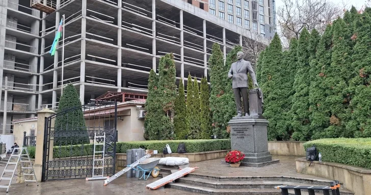 SOCAR укрепляет азербайджанские памятники в Киеве перед лицом ракетных атак