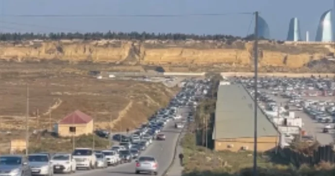 Badamdar avtomobil bazarında sıxlıq yaranıb VİDEO