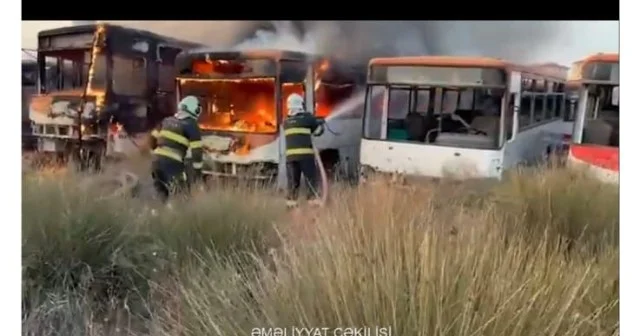 Park edilmiş istismara yararsız avtobuslar yandı VİDEO