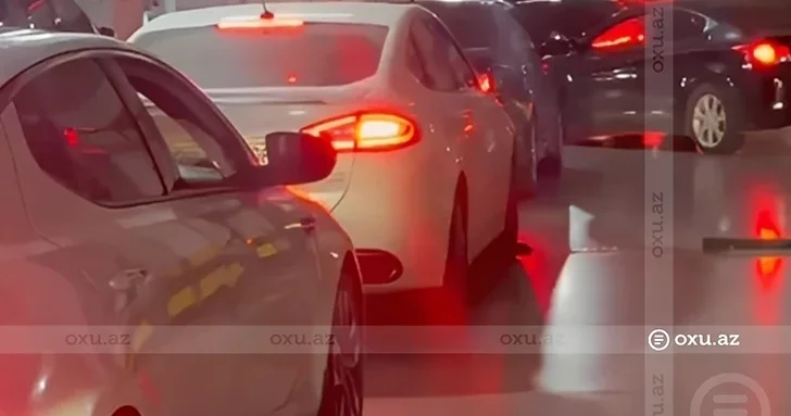 Сбой систем оплаты вызвал заторы на парковках Баку