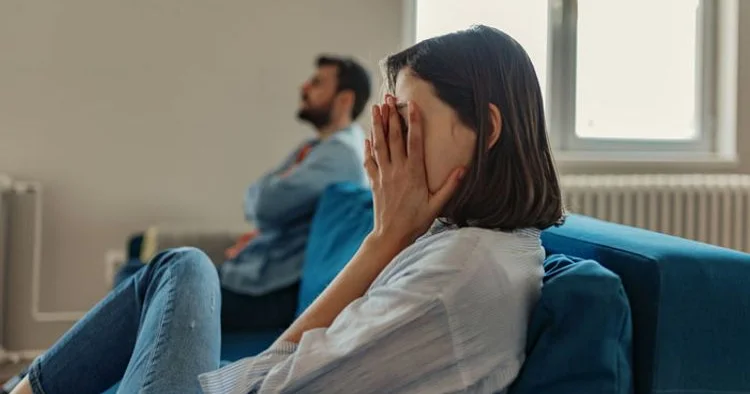 Kişi ondan icazəsiz toy məclisinə gedən arvadını döydü