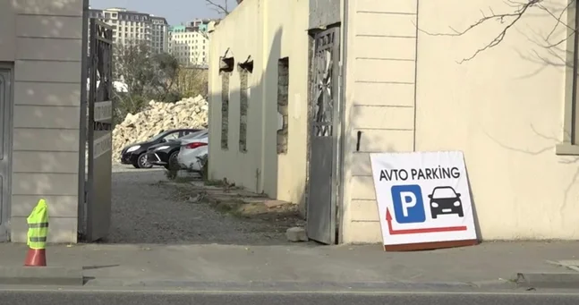 Şəhərin mərkəzində qanunsuz parklanma: Buranı özbaşına açmışam