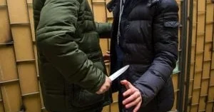 14 yaşlı oğlan 15 yaşı oğlanı qız üstündə öldürübmüş...