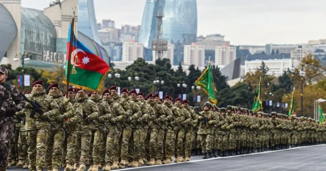 İranın Zəfər Paradı isterikası davam edir