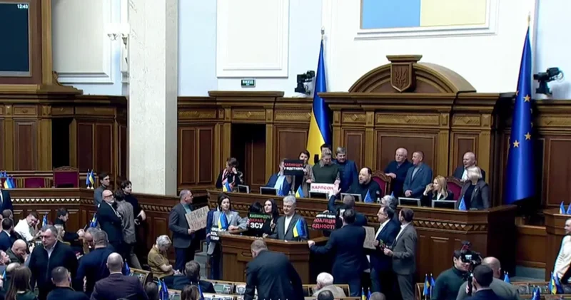 Pyotr Poroşenko tərəfdarları ilə birlikdə istefa tələbi ilə Ali Rada tribunasını dövrəyə alıb