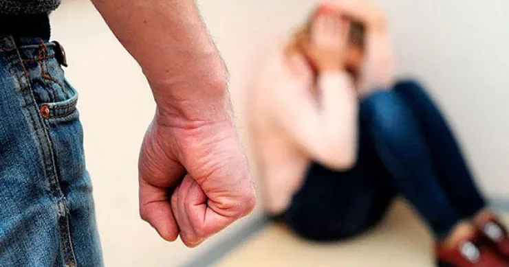 Lənkəranda ŞOK: sinif yoldaşına zəng edən arvadını döydü