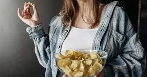 Gənc qızlarda bağırsaq xərçəngi yaradan 2 qida Hamı yeyir