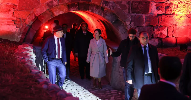 Paşinyan Səfəvilərə aid “Qırmızı körpü“nün yeni açılışında iştirak etdi... FOTO+VİDEO