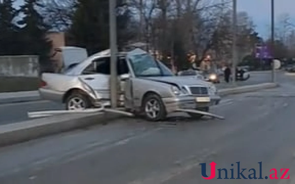 İsmayıllıda maşın dirəyə çırpıldı: Yaralananlar var