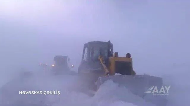 На дорогах Азербайджана устраняют последствия снегопада ВИДЕО