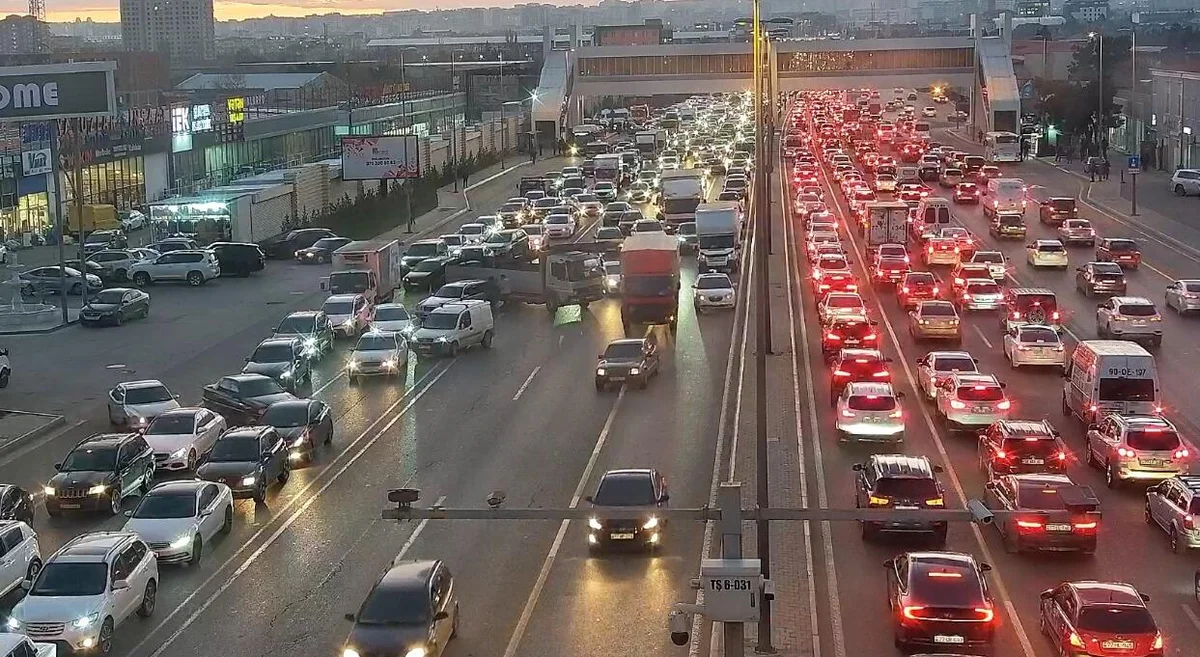 Bakıda prospektdə qəza oldu Tıxac yarandı