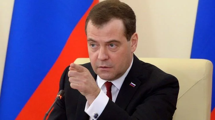 Medvedev məşhur nəşri hədələdi: Ehtiyatlı olun, qanuni hədəfsiniz