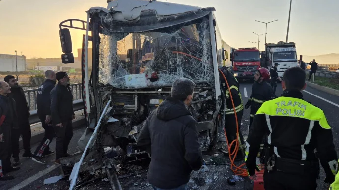 Mikroavtobus yük maşınına çırpılıb: yaralılar var