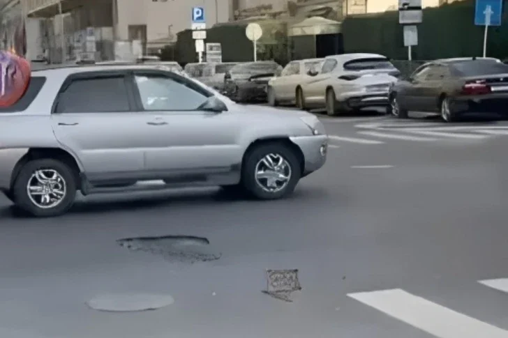 В центре столицы просела заасфальтированная дорога Новости Азербайджана