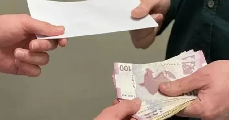 Müəllim işinə düzəldəcəyi vəd edib 7000 pulunu aldı SUMQAYITDA DƏLƏDUZLUQ