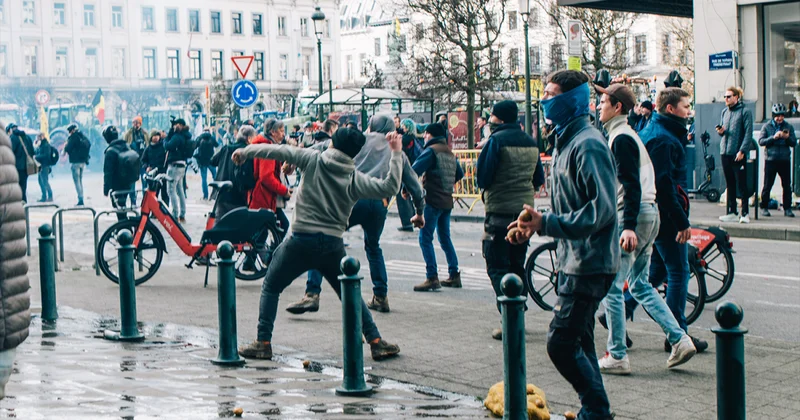 Фермерский бунт в Брюсселе: тракторы рвутся к Еврокварталу ФОТО