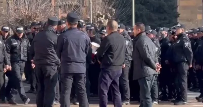Силовики скапливаются у дверей Гарегина II ВИДЕО