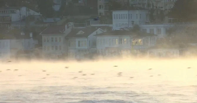 İstanbul Boğazında dənizdən havaya buxar yüksəldi