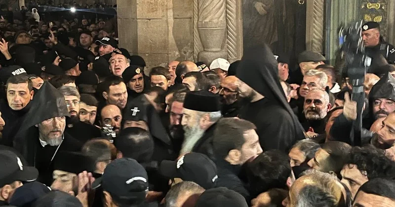 В Эчмиадзине произошли столкновения между сторонниками и противниками католикоса: есть задержанные ВИДЕО