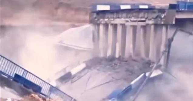 Qazaxıstanda avtomobil körpüsü çökdü