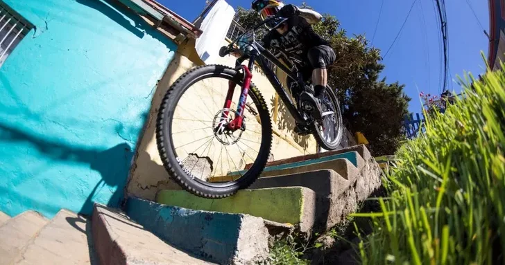 Опасный экстрим: молодежь в бакинском поселке покоряет лестницы на велосипедах