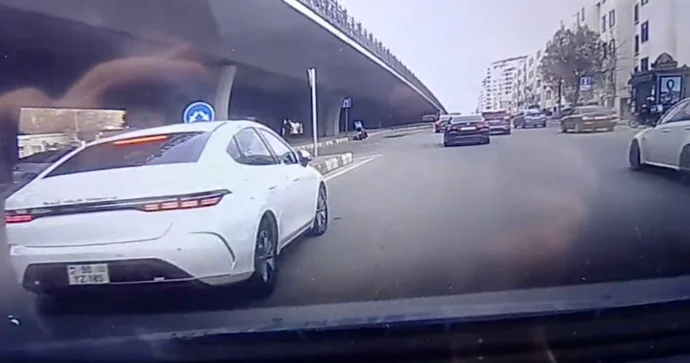Nişana məhəl qoymayan “BYD” sürücüsü prospektdə qəza törətdi REAL VİDEO