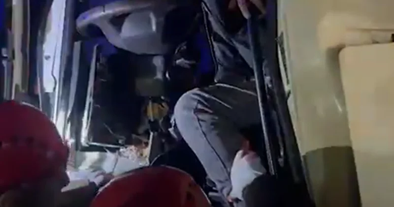 Lökbatanda yük maşını reklam dirəyinə çırpıldı VİDEO