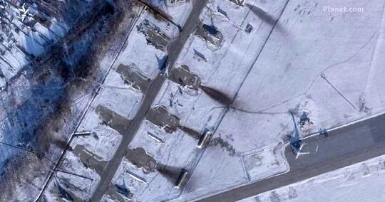 Ukrayna Krımda hərbi aerodromu vurdu Foto