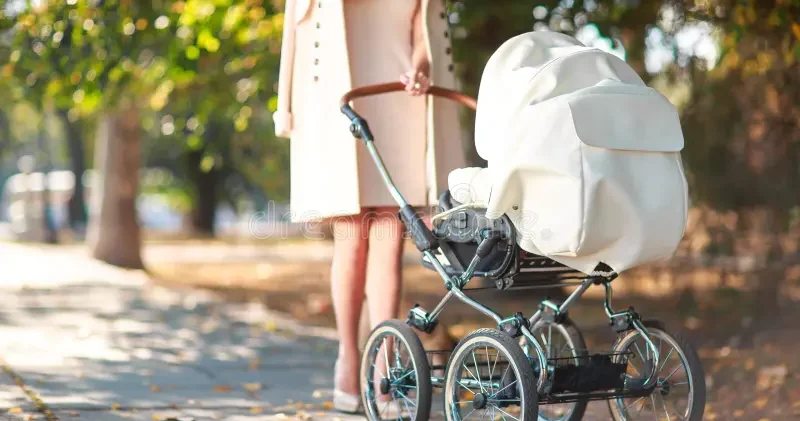 10 aylıq körpə arabadan yıxılaraq öldü