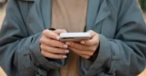 Əldə telefonla gəzmək zərərlidir Səbəb